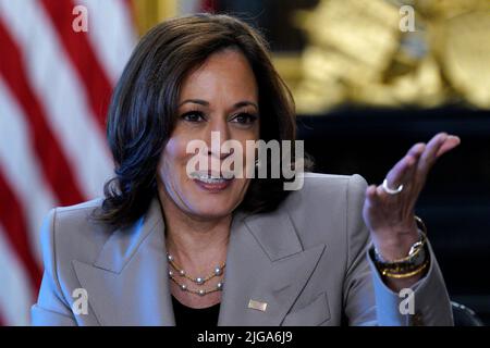 Washington, Vereinigte Staaten. 08.. Juli 2022. Die Vizepräsidentin der Vereinigten Staaten, Kamala Harris, trifft sich am 8. Juli 2022 im Zeremonialamt im Weißen Haus mit den staatlichen Gesetzgebern zu reproduktiven Rechten. Quelle: Yuri Gripas/Pool via CNP/dpa/Alamy Live News Stockfoto