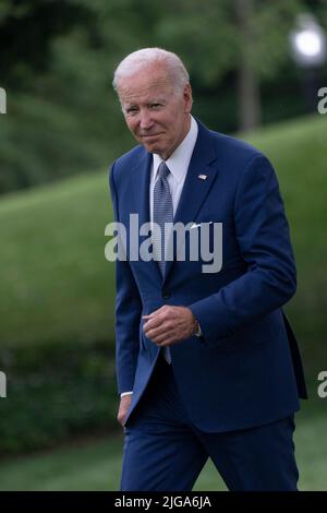 Washington, Vereinigte Staaten. 08.. Juli 2022. Der Präsident der Vereinigten Staaten, Joe Biden, verlässt das Weiße Haus in Washington, DC, und begibt sich auf einen Wochenendausflug nach Rehoboth Beach; 8. Juli 2022. Quelle: Chris Kleponis/Pool via CNP/dpa/Alamy Live News Stockfoto