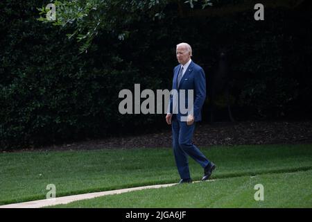 Washington, Vereinigte Staaten. 08.. Juli 2022. Der Präsident der Vereinigten Staaten, Joe Biden, verlässt das Weiße Haus in Washington, DC, und begibt sich auf einen Wochenendausflug nach Rehoboth Beach; 8. Juli 2022. Quelle: Chris Kleponis/Pool via CNP/dpa/Alamy Live News Stockfoto