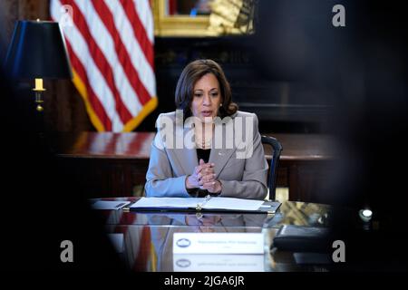 Washington, Vereinigte Staaten. 08.. Juli 2022. Die Vizepräsidentin der Vereinigten Staaten, Kamala Harris, trifft sich am 8. Juli 2022 im Zeremonialamt im Weißen Haus mit den staatlichen Gesetzgebern zu reproduktiven Rechten. Quelle: Yuri Gripas/Pool via CNP/dpa/Alamy Live News Stockfoto