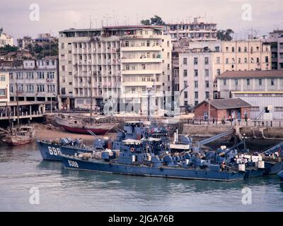 Gulangyu Island, Xiamen, (Amoy), Provinz Fujian, Ostchina November 1986, Kanonenboote der chinesischen Marine wurden am Pier festgebunden. Stockfoto