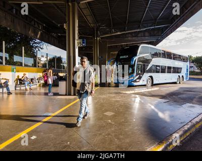 Ribeirão Preto, Sao Paulo, Brasilien, 15. Juni 2022. Bewegung von Bussen und Fahrgästen auf dem Boarding-Plattform des Bus-Terminals in der Stadt Ribeira Stockfoto