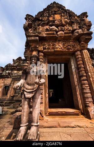 Prasat hin Khao Phanom rung, Schutzstatue am Eingang, Khmer Tempel, Buri RAM, Buriram, Isan (Isaan), Thailand, Südostasien, Asien Stockfoto