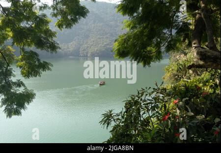 Schöne Aussicht rund um den Phewa See in Pokhara Nepal. Stockfoto