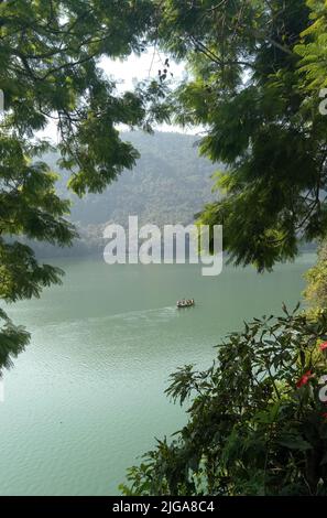 Schöne Aussicht rund um den Phewa See in Pokhara Nepal. Stockfoto