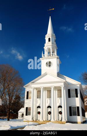 Der Kirchturm der klassischen weißen New England Kirche in Litchfield Connecticut erstreckt sich an einem Wintertag mit Schnee bis in den Himmel Stockfoto