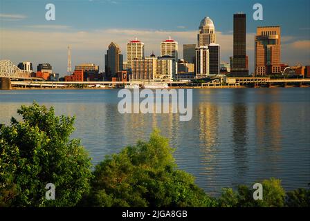 Die Skyline von Louisville, Kentucky, erhebt sich am Ufer des Ohio River und spiegelt sich im Wasser wider Stockfoto