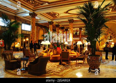 Die Menschen entspannen sich gerne in der Lobby des historischen Fairmont Hotels, einem großartigen Luxushotel und der Gastfreundschaft in San Francisco Stockfoto