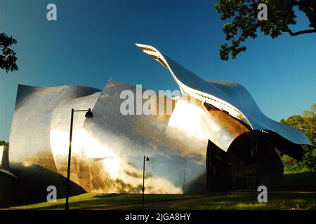 Das polierte Metall und die geschwungene façade des Fisher Performing Arts Center sind Unterschriften des Architekten Frank Gehry. Es befindet sich auf dem Campus des Bard College Stockfoto