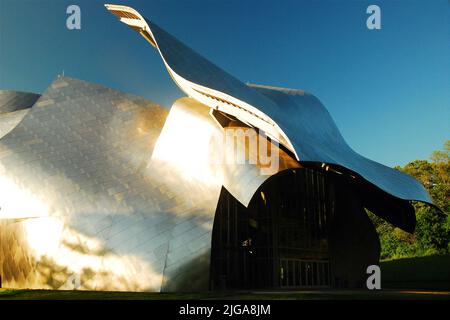 Das Fisher Performing Arts Center. Auf dem Campus des Bard College zeigt das polierte Metall und die Kurven, die architektonischen Signaturen von Frank Gehry Stockfoto