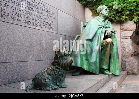 Eine Skulptur des Scotty Fala begleitet Präsident Franklin Roosevelt am FDR Memorial in Washington, DC Stockfoto