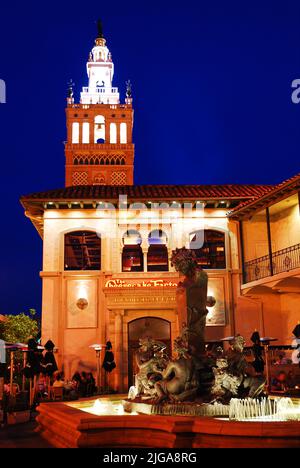 Ein Brunnen mit dem griechischen gott Bacchus steht vor der Cheesecake Factory im Country Club Plaza, einem Einkaufsviertel im spanischen Stil in Kansas City, MO Stockfoto