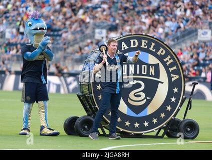 Chester, Pennsylvania, USA. 8.. Juli 2022. Am 8. Juli 2022 schlägt Chester PA, ehemaliger Union-Spieler BRIAN CARROLL, die Union Drum bei der Alumni Night with the Union. Maskottchen Phang. (Bild: © Ricky Fitchett/ZUMA Press Wire) Bild: ZUMA Press, Inc./Alamy Live News Stockfoto