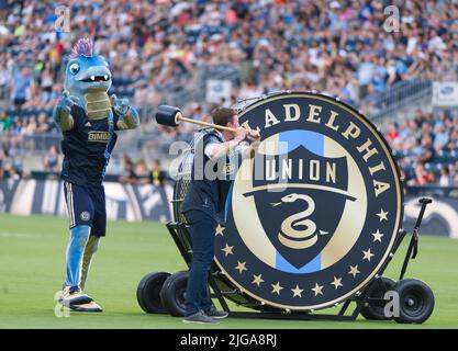 Chester, Pennsylvania, USA. 8.. Juli 2022. Am 8. Juli 2022 schlägt Chester PA, ehemaliger Union-Spieler BRIAN CARROLL, die Union Drum bei der Alumni Night with the Union. Maskottchen Phang. (Bild: © Ricky Fitchett/ZUMA Press Wire) Bild: ZUMA Press, Inc./Alamy Live News Stockfoto