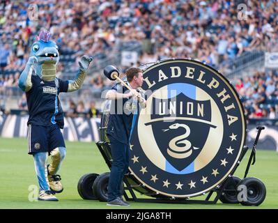 Chester, Pennsylvania, USA. 8.. Juli 2022. Am 8. Juli 2022 schlägt Chester PA, ehemaliger Union-Spieler BRIAN CARROLL, die Union Drum bei der Alumni Night with the Union. Maskottchen Phang. (Bild: © Ricky Fitchett/ZUMA Press Wire) Bild: ZUMA Press, Inc./Alamy Live News Stockfoto