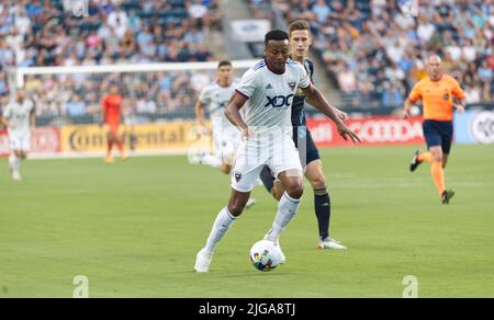 Chester, Pennsylvania, USA. 8.. Juli 2022. Am 8. Juli 2022 schiebt Chester PA-OLA KAMARA (9) von DC United den Ball gegen die Philadelphia Union im Subaru Park nach unten (Bild: © Ricky Fitchett/ZUMA Press Wire) Quelle: ZUMA Press, Inc./Alamy Live News Stockfoto