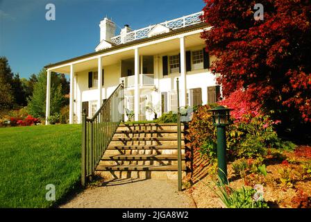 Blühende Bäume und Azaleen blühen im Ladson Park, einem formellen Gartenrefugium und historischem Haus in Katonah, Westchester County, New York Stockfoto