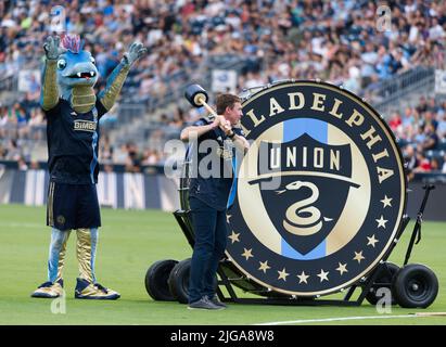 Chester, Pennsylvania, USA. 8.. Juli 2022. Am 8. Juli 2022 schlägt Chester PA, ehemaliger Union-Spieler BRIAN CARROLL, die Union Drum bei der Alumni Night with the Union. Maskottchen Phang. (Bild: © Ricky Fitchett/ZUMA Press Wire) Bild: ZUMA Press, Inc./Alamy Live News Stockfoto