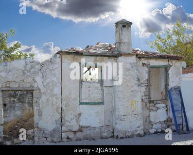 Ein kaputtes altes Haus, das vor Armut und Arbeitslosigkeit am Stadtrand zurückgelassen wurde. Leeres, rustikales, baufälliges Haus in Ruinen von Wirtschaftscrash, Finanz Stockfoto