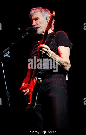 Toronto, Kanada. 08.. Juli 2022. Roger Waters, ein englischer Musiker, Singer-Songwriter, Komponist und Mitbegründer der progressiven Rockband Pink Floyd, tritt bei einer ausverkauften Show in der Scotiabank Arena in Toronto auf. Kredit: SOPA Images Limited/Alamy Live Nachrichten Stockfoto