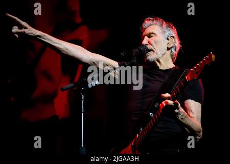 Toronto, Kanada. 08.. Juli 2022. Roger Waters, ein englischer Musiker, Singer-Songwriter, Komponist und Mitbegründer der progressiven Rockband Pink Floyd, tritt bei einer ausverkauften Show in der Scotiabank Arena in Toronto auf. Kredit: SOPA Images Limited/Alamy Live Nachrichten Stockfoto