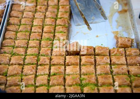 Pistazien-Baklava. Traditionelle Aromen Des Nahen Ostens. Der lokale Name von Baklava ist Fistikli Baklava. Nahaufnahme. Stockfoto