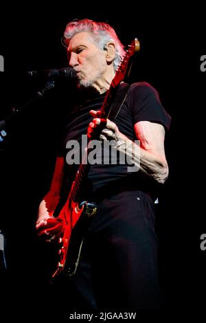 Toronto, Kanada. 08.. Juli 2022. Roger Waters, ein englischer Musiker, Singer-Songwriter, Komponist und Mitbegründer der progressiven Rockband Pink Floyd, tritt bei einer ausverkauften Show in der Scotiabank Arena in Toronto auf. Kredit: SOPA Images Limited/Alamy Live Nachrichten Stockfoto