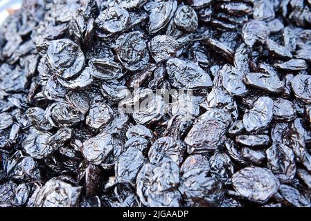 Getrocknete Früchte und Beeren auf grauem Hintergrund Draufsicht. Zitronen, Orangen, Bananen, Rosinen, Preiselbeeren, Kiwi, Kirschen, Ingwer, Pflaumen, Erdbeeren Stockfoto