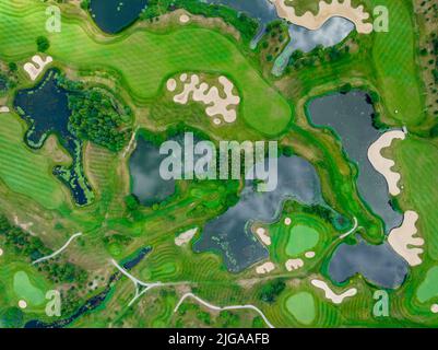 Golfplatz Hintergrund. Luftaufnahme von grünem Gras und Bäumen auf einem Golfplatz. Golfplatz wunderschöne Naturlandschaft. Stockfoto