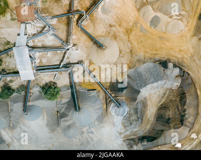 Sortieranlage für Sand und Kies. Offene Sand- und Dolomitmine. Industrieförderer. Luftaufnahme von Industriegebiet. Stockfoto