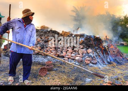 Traditionelle Töpferdorf, die Handwerker verbrennen Produkte, die von ihren Händen in der traditionellen Weise mit Holz und Reisstroh im Freien hergestellt werden Stockfoto