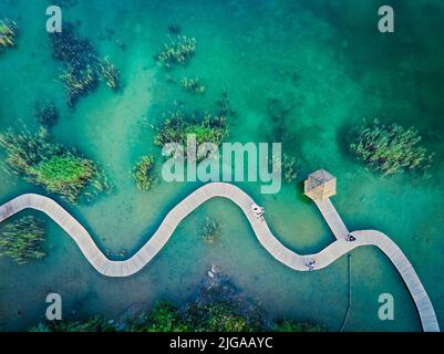 Turquiose Wasser und Holzbrücke. Luftlandschaft. Park Grodek in Jaworzno, Polen. Polnische Malediven. Stockfoto