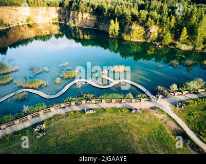 Turquiose Wasser und Holzbrücke. Luftlandschaft. Park Grodek in Jaworzno, Polen. Polnische Malediven. Stockfoto