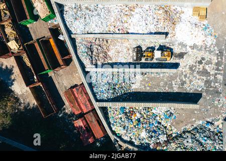 Aluminiumrecycling. Luftaufnahme des Lagerplatzes aus Aluminium. Blick auf die Industrietechnik von oben. Stockfoto