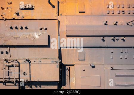Industrie. Luftaufnahme des großen Daches der Fabrik. Drohne von oben geschossen. Stockfoto