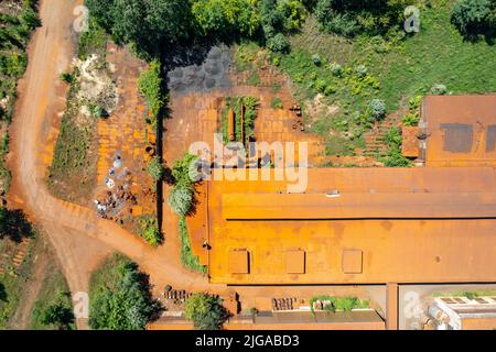 Industrie. Luftaufnahme des großen Daches der Fabrik. Drohne von oben geschossen. Stockfoto