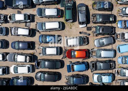Verlassene Autos im Schrottplatz. Ansicht Von Oben Nach Unten. Drohnenfoto. Abriss Des Fahrzeugs. Stockfoto