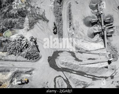 Bergbau Steinbruch mit spezieller schwerer Ausrüstung Tagebauaushub. Dolomitenmine. Blick Von Oben. Industriegebiet, Ansicht Von Oben. Stockfoto