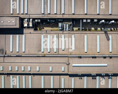 Industrie. Luftaufnahme des großen Daches der Fabrik. Drohne von oben geschossen. Stockfoto