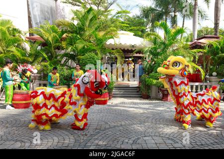 Künstlerische Darbietungen Drachen-Einhorn-Tanz, um das neue Jahr der Tänzer in der Stadt Nha Trang.VN begrüßen. Es bringt viel Glück für alle in der Stockfoto