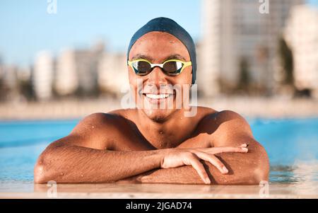 Schwimmen ist meine Leidenschaft. Ein hübscher junger Athlet, der in einem olympischen Schwimmbecken schwimmt. Stockfoto