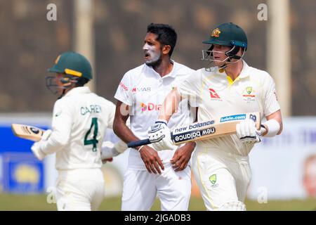 Galle, Sri Lanka. 9.. Juli 2022. Kasun Rajitha (C) aus Sri Lanka sieht zu, wie die Australier Alex Carey (L) und Steve Smith (R) während des 2.-tägigen Test-Cricket-Spiels 2. zwischen Sri Lanka und Australien im Galle International Cricket Stadium in Galle am 9.. Juli 2022 zwischen den Wickets laufen. Viraj Kothalwala/Alamy Live News Stockfoto