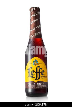 LONDON, Großbritannien - 03. JULI 2022: Leffe Brown brune bruin dunkles Bier auf Weiß. Produkt aus Belgien Stockfoto