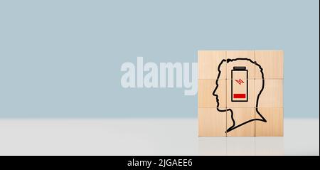 Emotionales Burnout. Batterie mit niedriger Energie. Emotionale, körperliche und geistige Erschöpfung, die durch übermäßigen, längeren Stress verursacht wird. Burnout oder Stress am Arbeitsplatz, pro Stockfoto