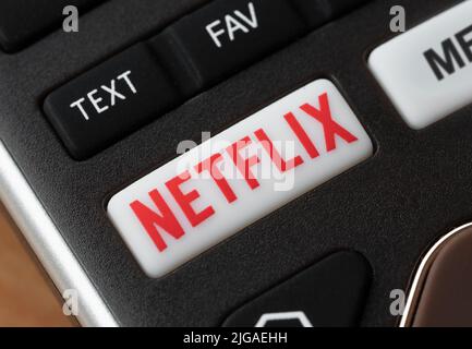 New York, USA - 14. Juli 2022: Netflix-Taste auf der Fernbedienung. Netflix ist ein amerikanisches Unternehmen, das sich auf Streaming-Medien und Video spezialisiert hat und diese bereitstellt Stockfoto