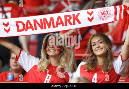 London, England, 8.. Juli 2022. Dänische Fans während des Spiels der UEFA Women's European Championship 2022 im Brentford Community Stadium, London. Bildnachweis sollte lauten: Paul Terry / Sportimage Kredit: Sportimage/Alamy Live News Stockfoto