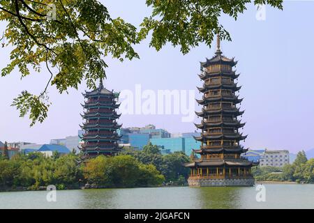 Pagoden am Flussufer in Guilin, China Stockfoto