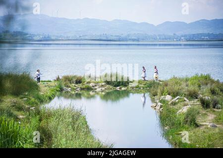 Weining, Chinas Provinz Guizhou. 8.. Juli 2022. Menschen besuchen das Caohai National Nature Reserve in Weining Yi, Autonome Grafschaft Hui und Miao, südwestlich der Provinz Guizhou, China, 8. Juli 2022. Quelle: Tao Liang/Xinhua/Alamy Live News Stockfoto