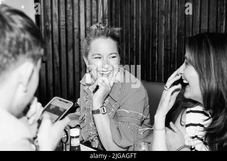 Eine Graustufenaufnahme von Frauen auf einer Party in einer Bar in Sheffield, Großbritannien Stockfoto