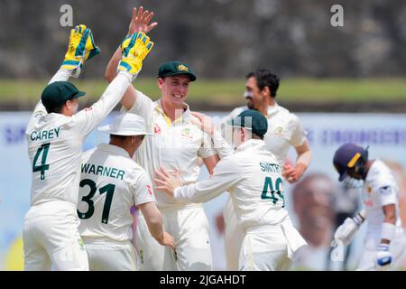 Galle, Sri Lanka. 9.. Juli 2022. Der Australier Cameron Green feiert mit seinen Teamkollegen, nachdem er am 9.. Juli 2022 im Galle International Cricket Stadium in Galle beim 2.-tägigen Test-Cricket-Spiel 2. zwischen Sri Lanka und Australien einen Taucherfang gegen Pathum Nissanka aus Sri Lanka gemacht hat. Viraj Kothalwala/Alamy Live News Stockfoto